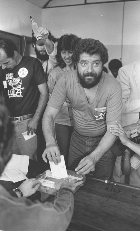 1982 - Lula durante votação em 1982. O petista fica em terceiro na disputa para o governo de São Paulo — Foto: Olívio Lamas