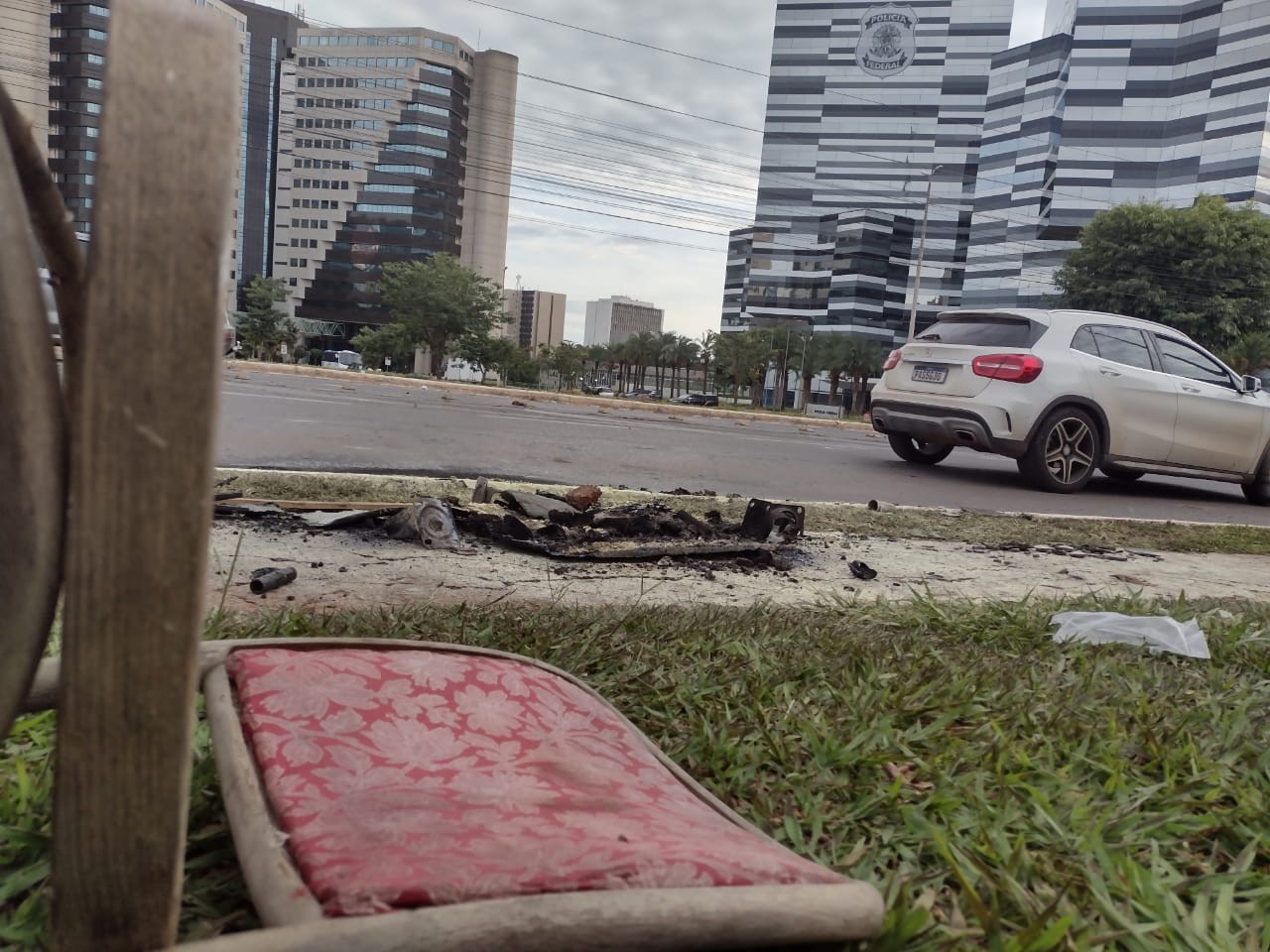 Rastros de destruição deixados pelos protestos na frente da sede da Polícia Federal  — Foto: Eduardo Gonçalves/Agência O Globo 