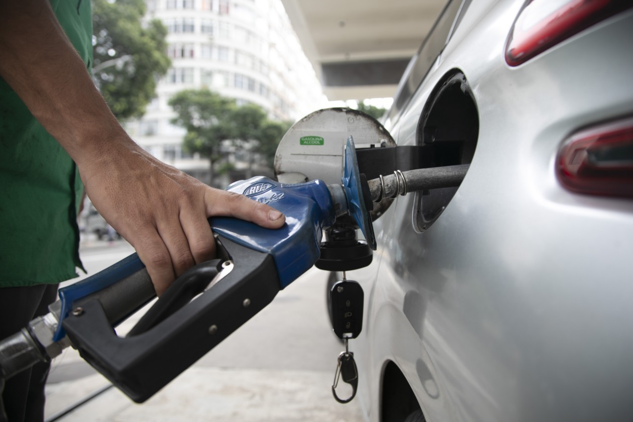 Pacote anunciado pelo governo vai impedir a disparada dos preços dos combustíveis? Especialistas opinam