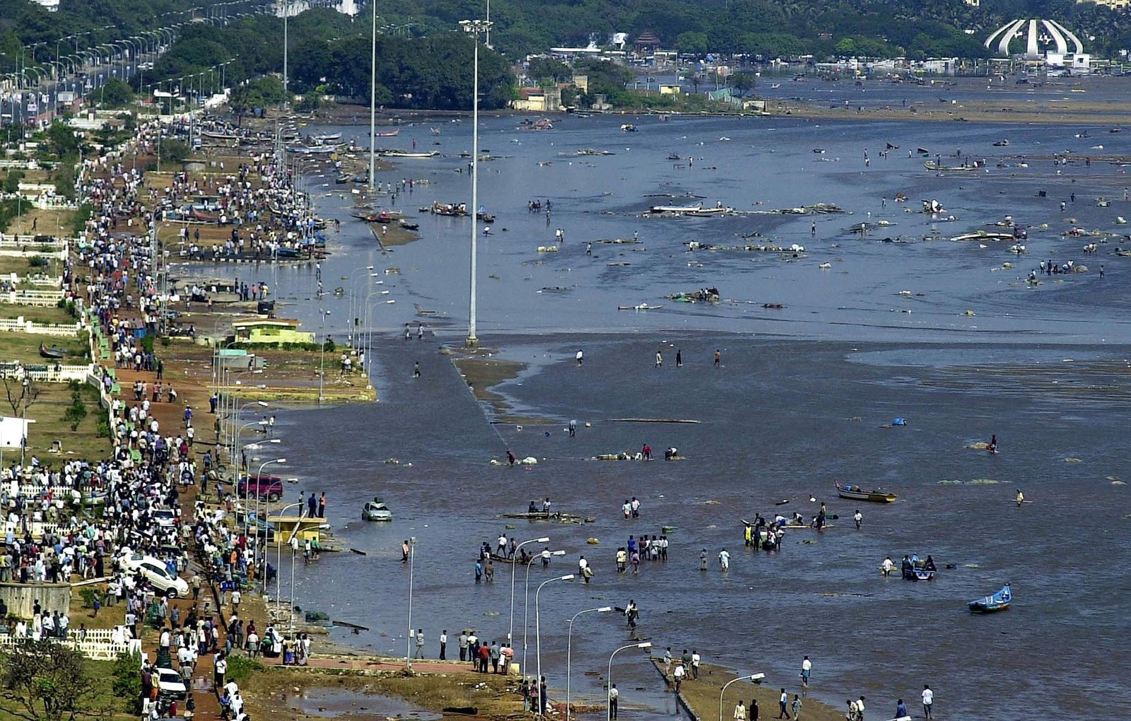 Vista aérea da praia da Marina em Madras, em 26 de dezembro de 2004, depois que maremotos atingiram a região — Foto: AFP