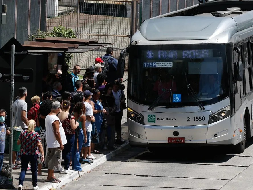 Justiça eleitoral ordena restabelecimento do transporte público em Salvador e uso de 100% da frota de ônibus em São Paulo