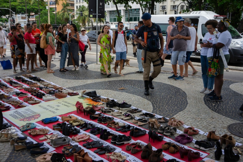 Manifesta&ccedil;&atilde;o em Copacabana foi organizada pelo Levante Feminista &mdash; Foto: T&eacute;rcio Teixeira/AFP