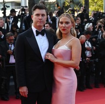 Scarlett Jonhansson, de Prada, e o marido,  Colin Jost, - Foto AFP