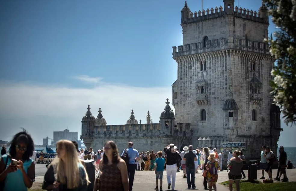 Turistas visitam a Torre de Belém, em Lisboa: capital portuguesa foi apontada como destino mais popular na Europa para expatriados neste momento — Foto: Carlos Costa/AFP/29-5-2022