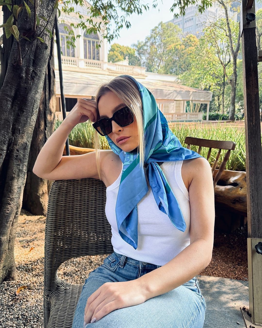 'Look camponesa': famosas aderem à tendência do lenço na cabeça