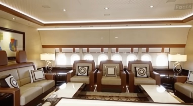 Lounge principal reúne poltronas de couro, mesas e iluminação indireta em um ambiente semelhante ao de um hotel de luxo — Foto: Reprodução
