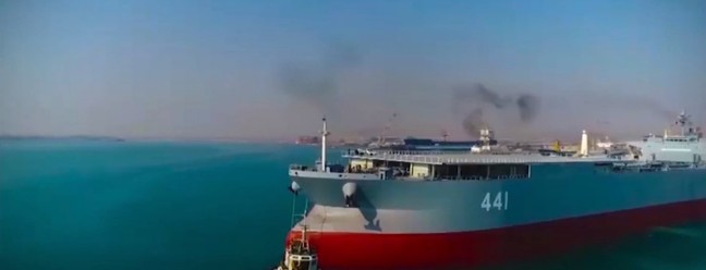 O navio Makran se juntou à frota naval do Exército do Irã em 13 de janeiro de 2021 — Foto: Reprodução/Youtube