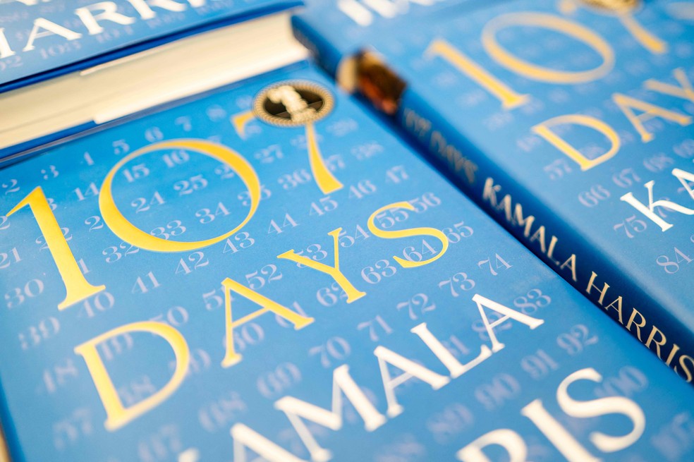Livro de memórias recém-lançado pela ex-vice-presidente dos EUA Kamala Haris, '107 dias' — Foto: Brandon Bell/Getty Images/AFP