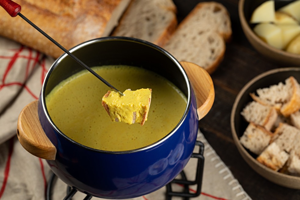 Bistrô da Casa: fondue à beira da piscina do casarão aos pés do Outeiro da Glória — Foto: Divulgação / Foto de Rodrigo Azevedo