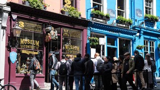 As lojas de suvenir da Victoria Street são muito populares entre os turistas que visitam Edimburgo atrás dos lugares que inspiraram a criação da saga de Harry Potter — Foto: Andy Buchanan / AFP|