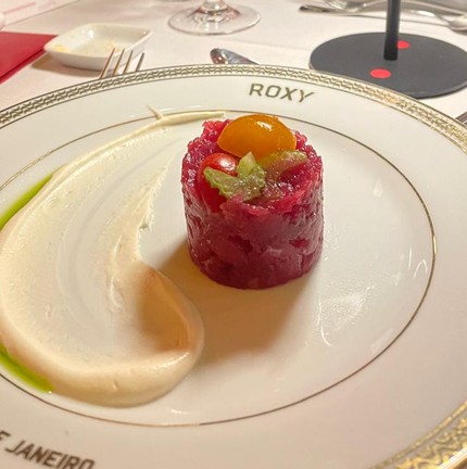 Roxy Dinner Show oferece ao público uma experiência imersiva que vai ...