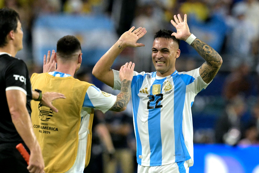 Lautaro Martínez comemora com o ídolo Messi o gol que deu à Argentina o título da Copa América 2024