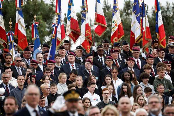 Militares e pessoas participam de uma cerimônia em homenagem aos setenta e sete pára-quedistas SAS das Forças Francesas Livres que morreram na Bretanha durante a Segunda Guerra Mundial, no memorial La Gree mill SAS (Serviço Aéreo Especial) em Plumelec, oeste da França, em 5 de junho, 2024, como parte das comemorações do 