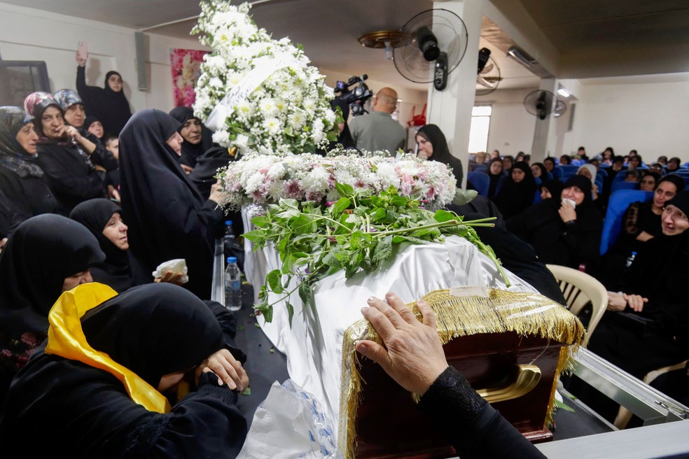 Parentes vivem o luto pela morte de Fatima Abdallah, menina de 10 anos que foi morta após centenas de dispositivos de comunicação explodirem no Líbano — Foto: AFP