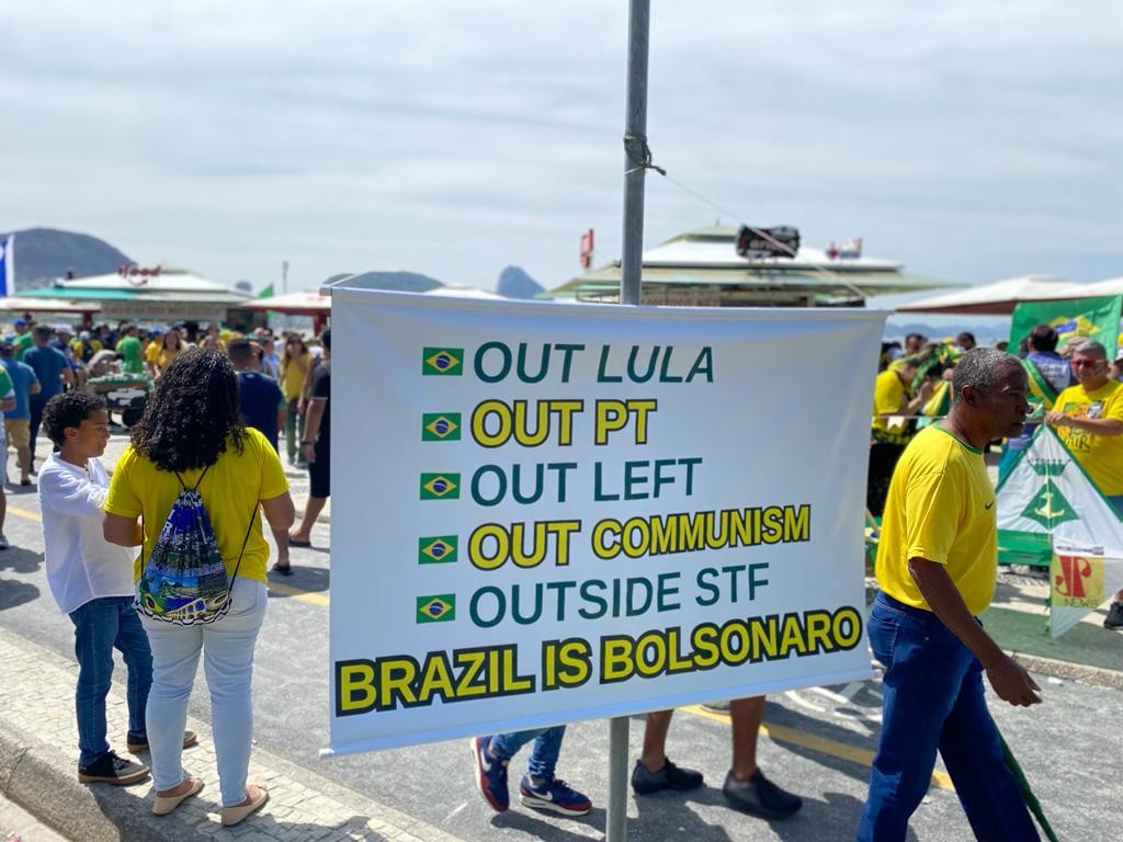 Bolsonaristas exibem cartaz em inglês contra o ex-presidente e candidato Lula e o Supremo Tribunal — Foto: Marcia Foletto/Agência O Globo