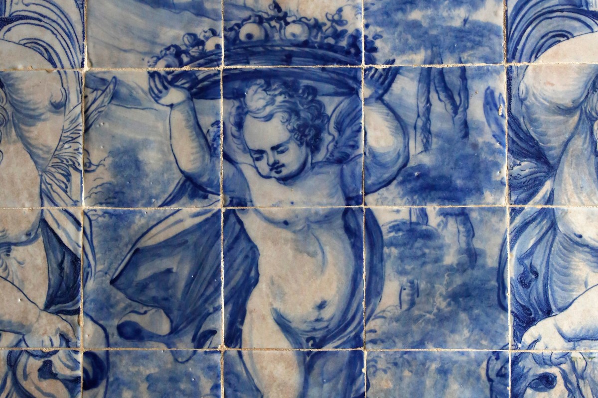 Detalhe dos azulejos da Igreja de Nossa Senhora da Glória do Outeiro, que vieram sob medida de Portugal — Foto: Custódio Coimbra/Agência O Globo