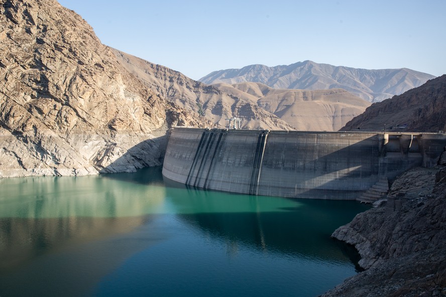 Nível da água atrás da represa Amir Kabir, ao norte de Teerã, atinge mínima histórica após cinco anos de seca; governo alerta que a capital pode ficar sem água em semanas