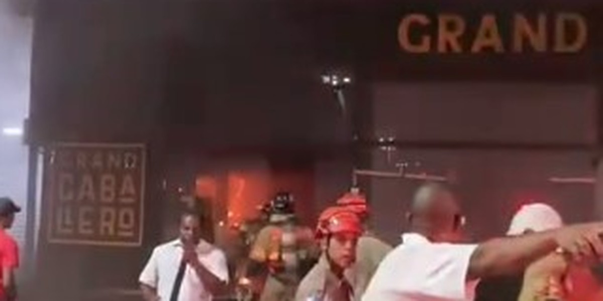 Bombeiros combatem incêndio em shopping, na Barra da Tijuca