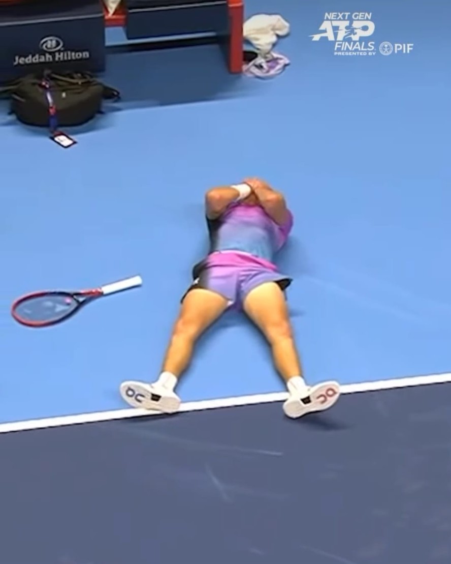 O brasileiro Jo&atilde;o Fonseca comemora o t&iacute;tulo do torneio Next Gen ATP Finals