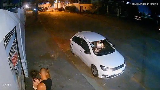 Vídeo mostra policial com criança no colo matando a tiros cão que fugiu de casa no MT; veja imagens que dividiram as redes sociais 