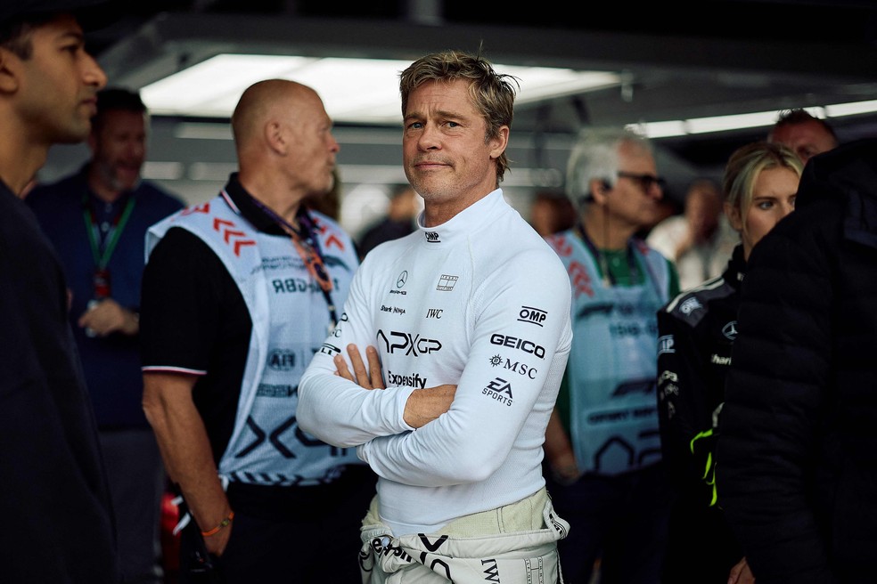 Brad Pitt nas gravações do novo filme sobre Fórmula 1 — Foto: AFP