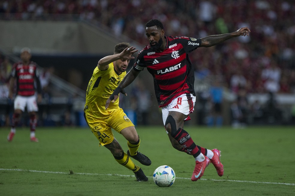 Gerson durante Flamengo x Táchira — Foto: Guito Moreto / Agência O Globo