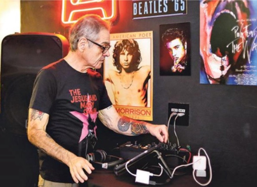 DJ Edinho no bar Lado B do Rock