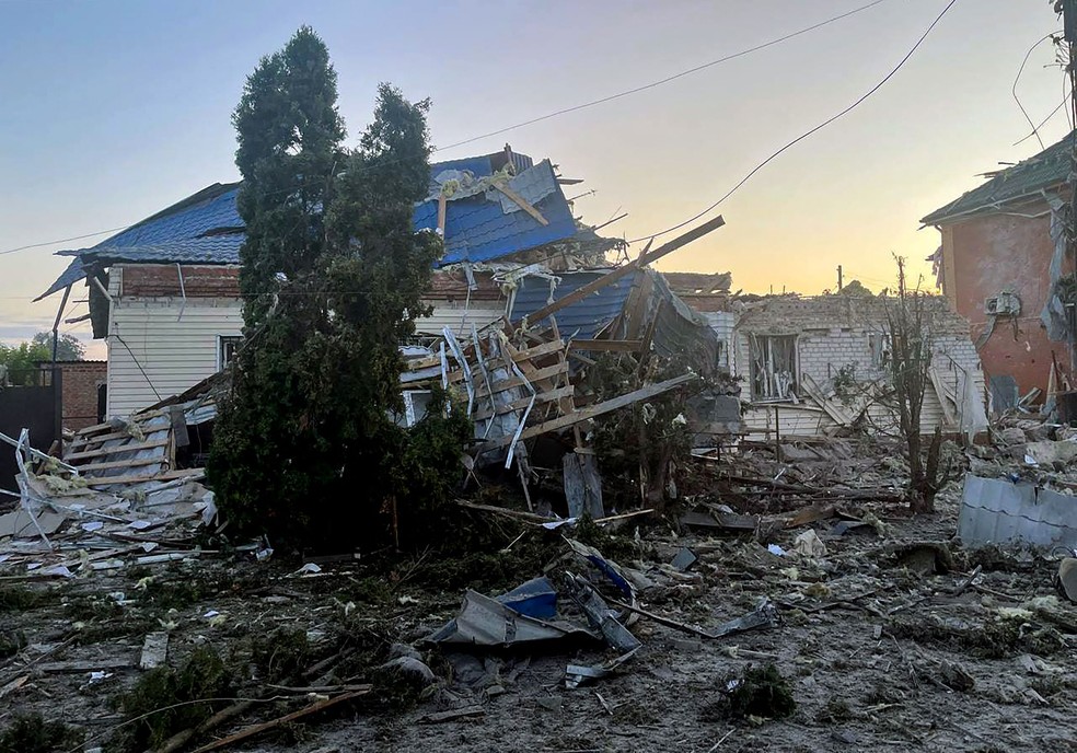 Casas destruídas após incursão ucraniana na região russa de Kursk — Foto: Governador da Região de Kursk / AFP