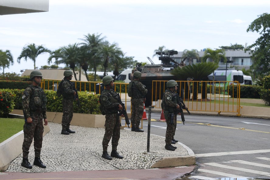 Militares do Exército fazem a segurança em frente ao hotel na orla da Zona Sul onde o presidente da China, Xi Jinping, se hospedará: atiradores de elite e praia com acesso restrito