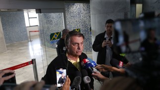 Ex-presidente Jair Bolsonaro desembarca no Rio de Janeiro para aguardar o futuro político — Foto: Fabiano Rocha / Agência O Globo
