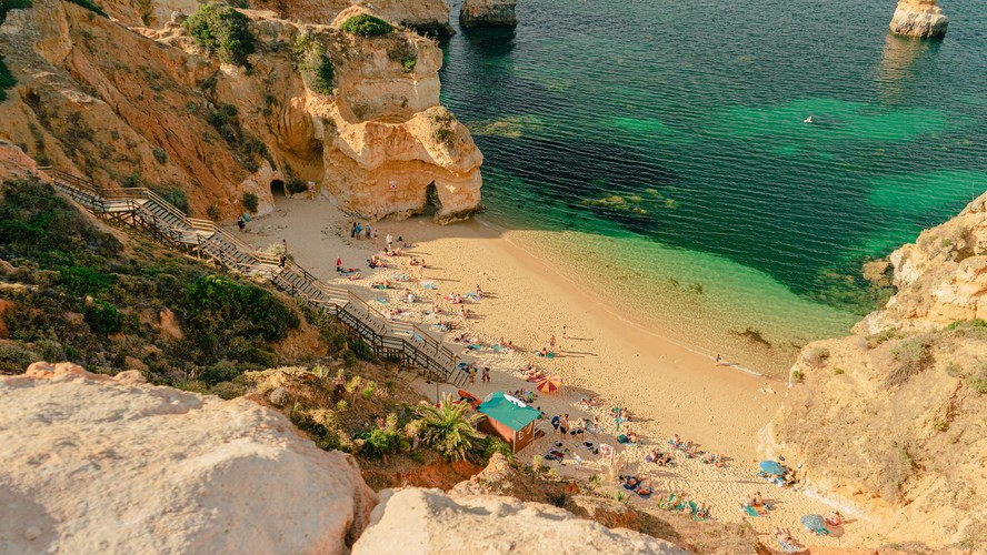 Turistas em Lagos, praia do Algarve, destino cobiçado no verão europeu