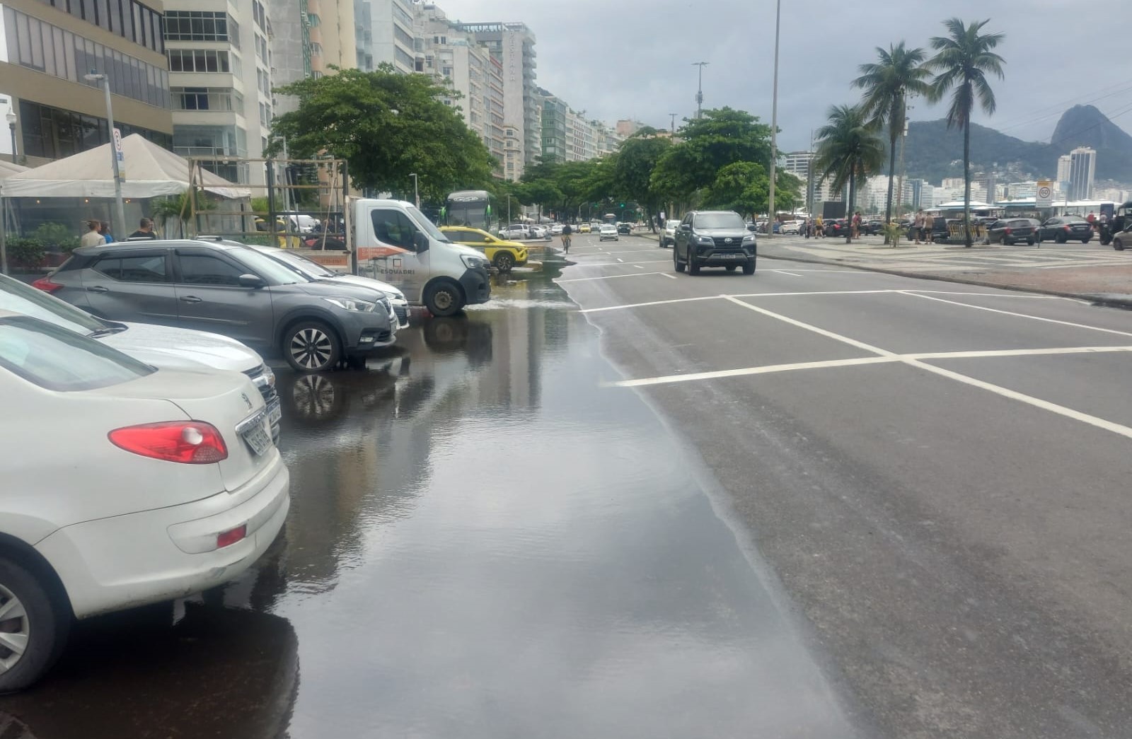 Água acumulada vira poça permanente em Copacabana