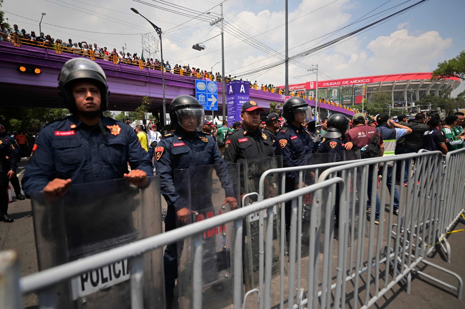Segurança reforçada na abertura da Copa — Foto: Marco Antonio MARTINEZ / AFP