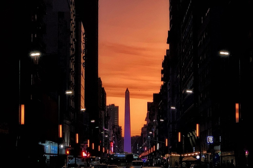 O Obelisco de Buenos Aires, visto a partir da Avenida Corrientes, uma das principais artérias do centro da capital argentina — Foto: Pixabay / Reprodução