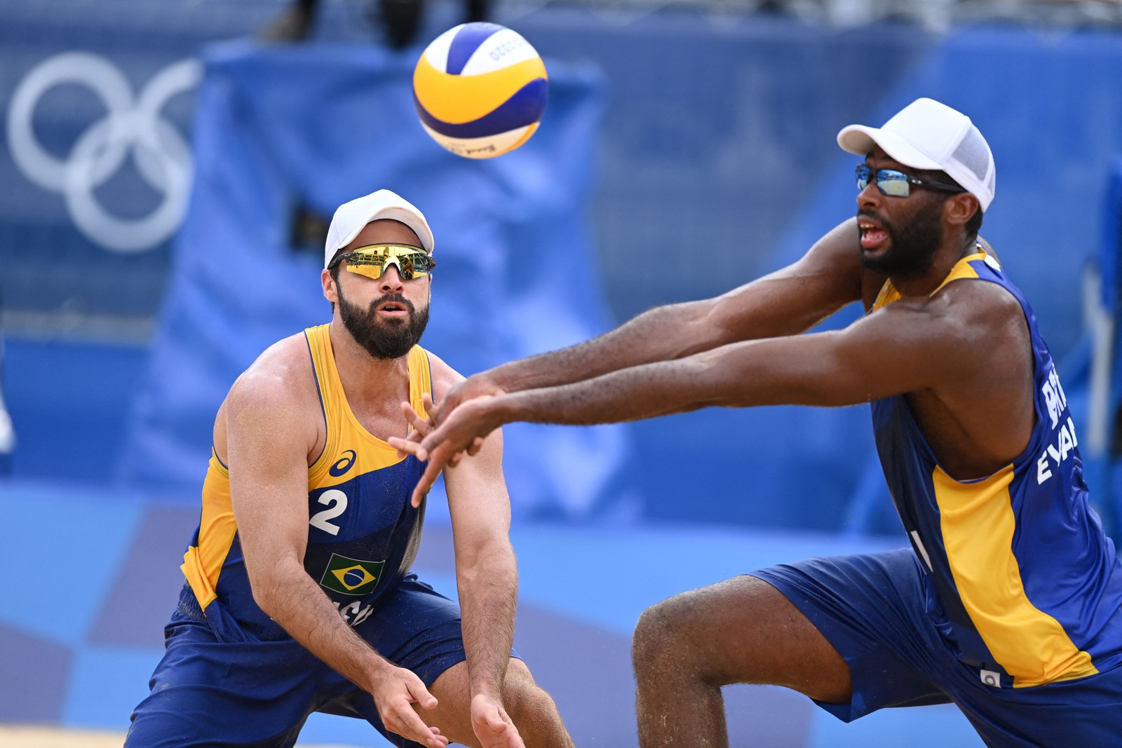 A dupla brasileira Evandro e Bruno do vôlei de praia perdeu para a Letônia por 2 sets a 0. Após essa derrota, eles se despedem dos Jogos de TóquioAFP