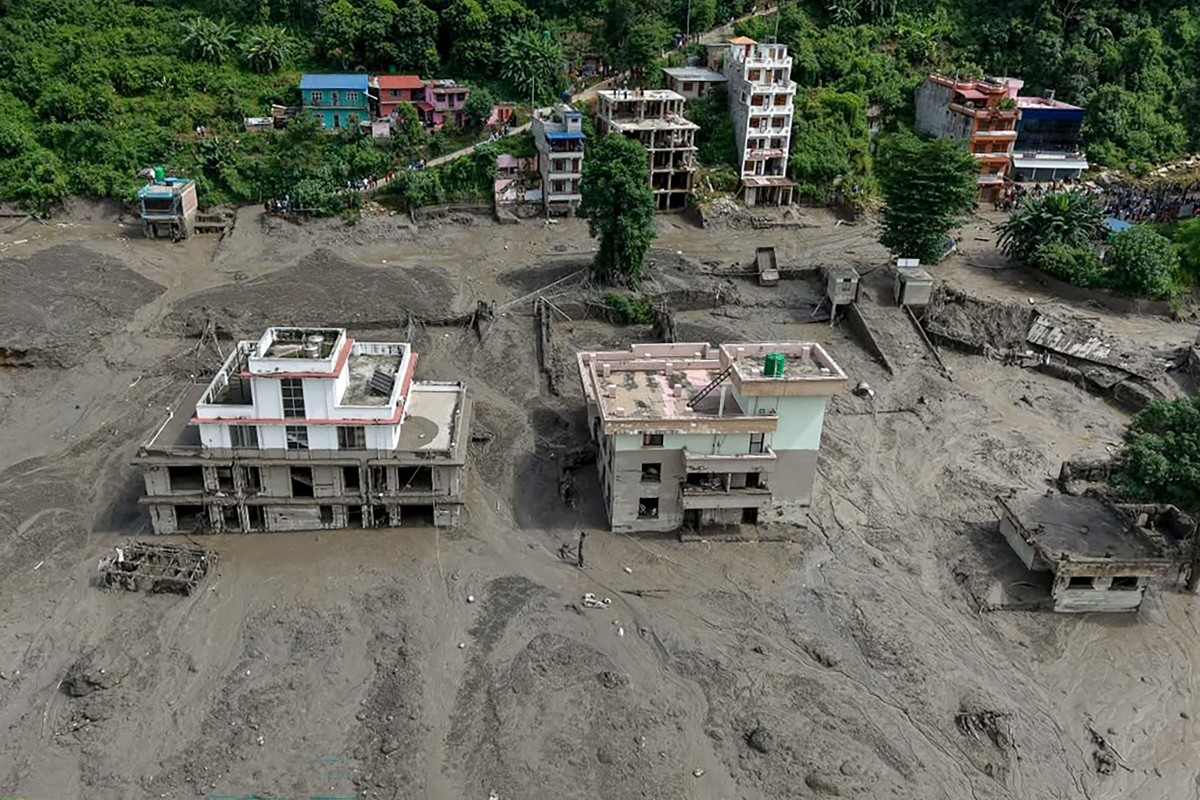 Vídeos mostram operação de resgate em áreas atingidas por enchentes no Nepal durante busca por desaparecidos; veja vídeos - QTU Questões do Universo