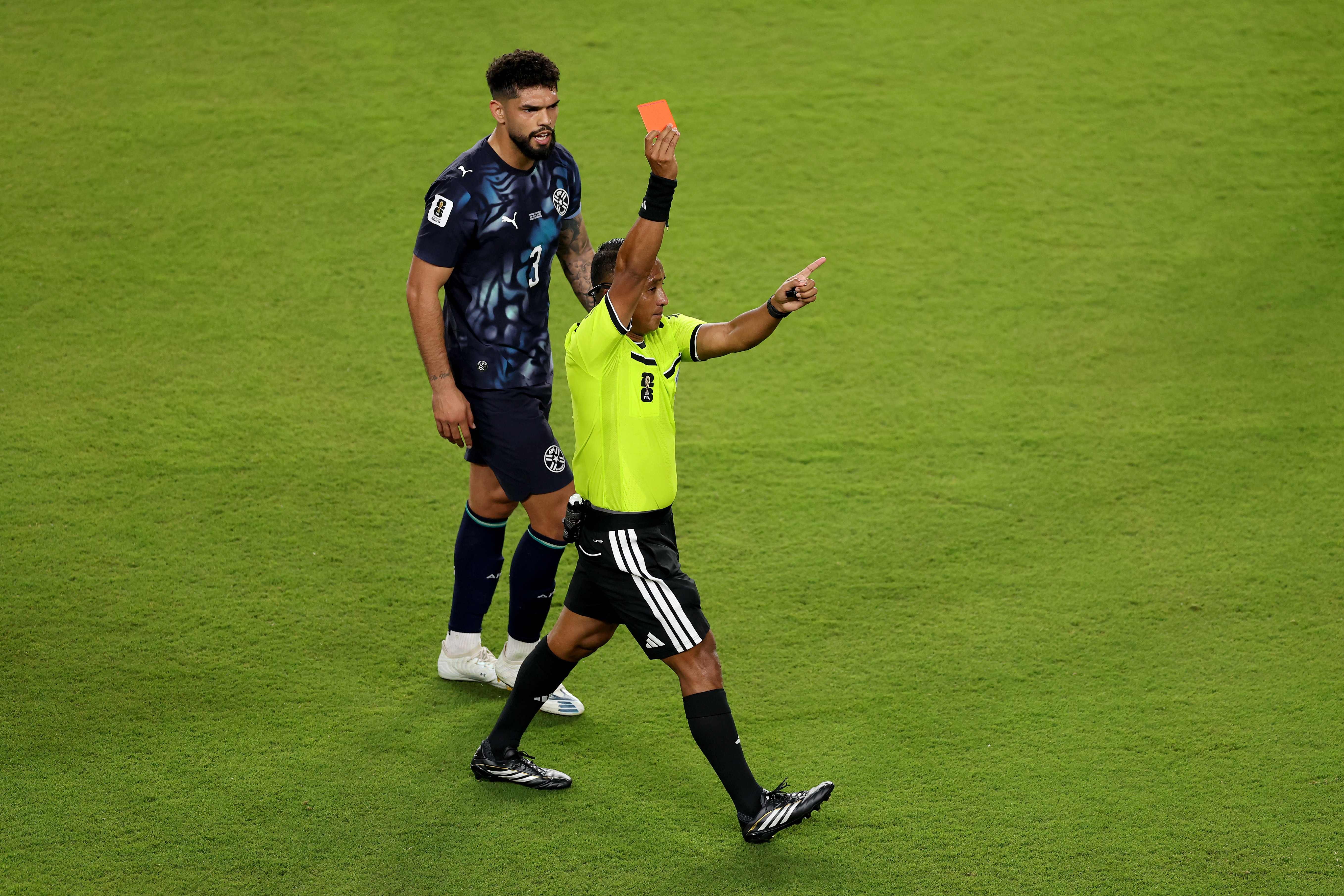 Paraguaio que cobriu boca durante jogo da Copa é suspenso pela Fifa e fica fora de partida contra a Austrália
