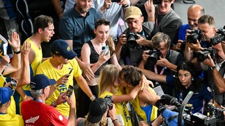 Armand Duplantis went viral when he kissed his girlfriend after his gold-winning pole vault jump — Photo: Andrej ISAKOVIC / AFP