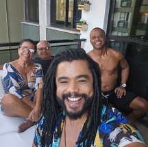 Diogo Almeida gosta de se reunir com os pais, entre eles Vilma, sua dupla no reality show, na varanda do seu apartamento. Ele decora com plantas — Foto: Divulgação
