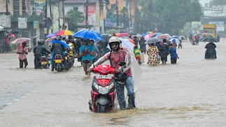 Heavy rains also displaced civilians and caused deaths in Sri Lanka — Photograph: Ishara S. KODIKARA / AFP