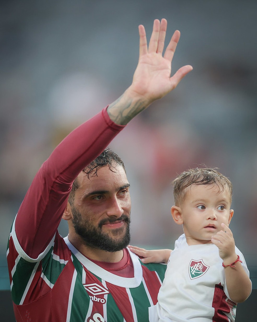 Freytes e o filho Bastian após a vitória do Fluminense sobre o Ulsan Hyundai — Foto: Marcelo Gonçalves/Fluminense