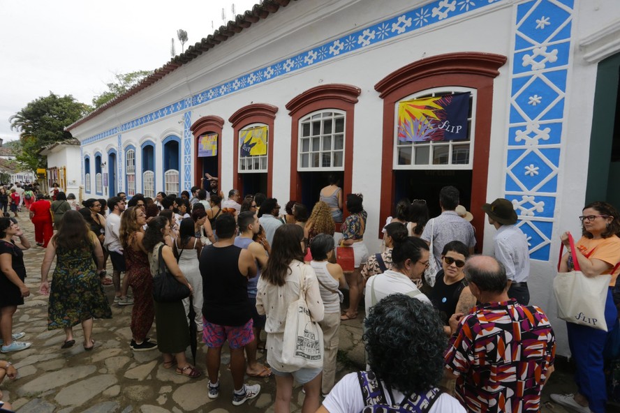 Público se aglomera do lado de fora da Casa da Estante Virtual, na Flip, para assistir Conceição Evaristo