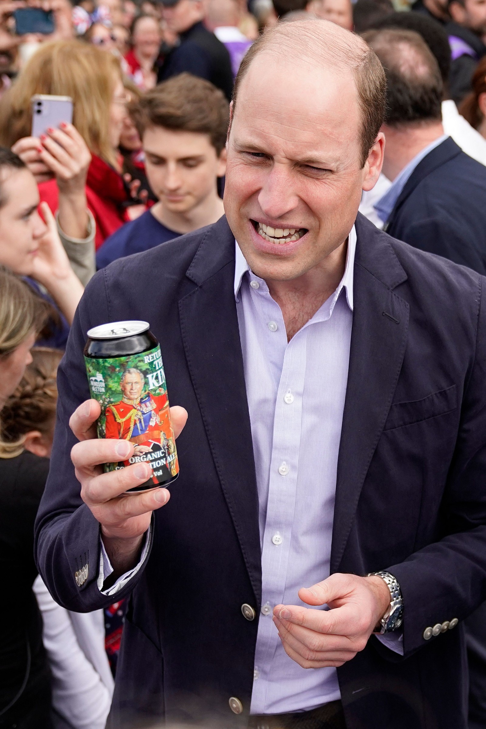 O príncipe William segura uma lata de Organic Coronation Ale enquanto se encontra o público na Long Walk, perto do Castelo de Windsor, — Foto: Andrew Matthews / POOL / AFP