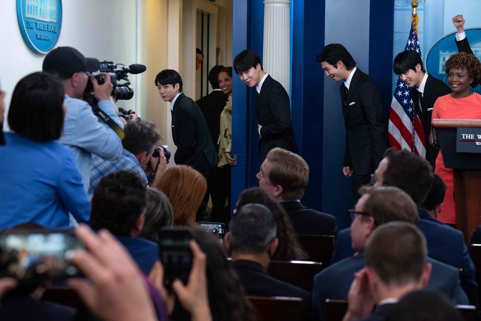Jungkook, Jimin, RM e Jin, do BTS, deixam a sala de conferência de imprensa da Casa Branca após discurso — Foto:  SAUL LOEB / AFP