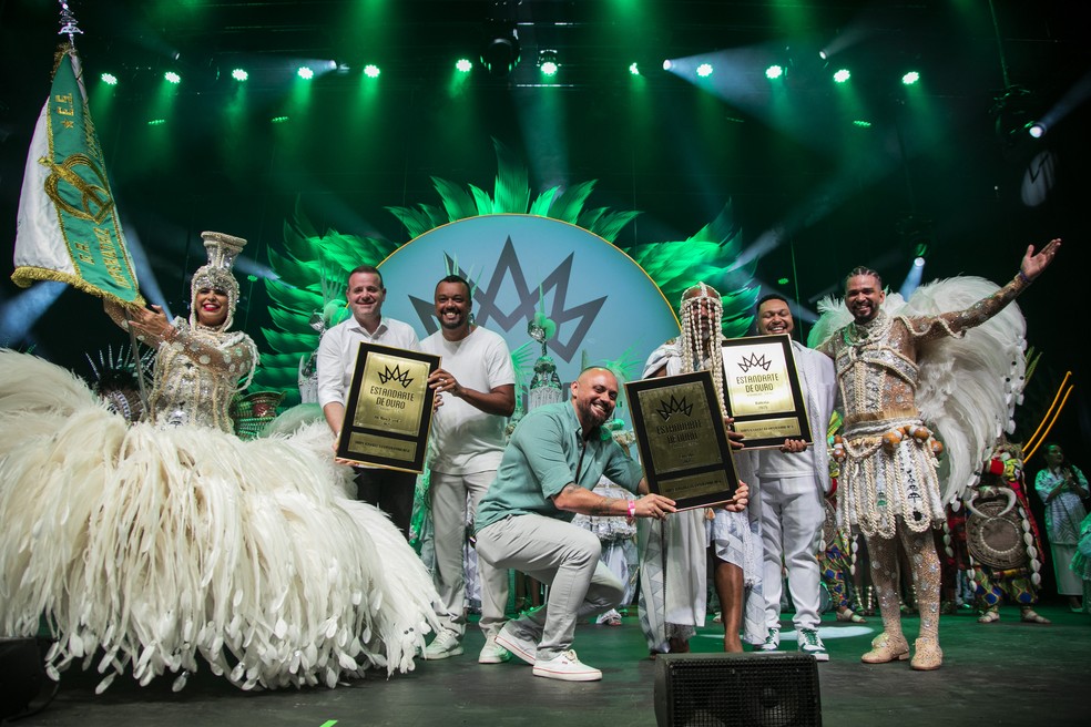 Time da Imperatriz exibe seus três Estandartes de Ouro deste carnaval — Foto: Guito Moreto