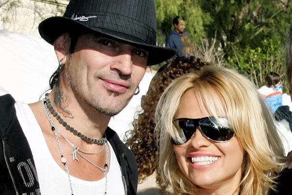 Em 2002, 14 anos após a separação, Tommy Lee e Pamela Anderson entraram em acordo e concordaram com guarda compartilhada de Dylan e Brandon — Foto: Reprodução Internet