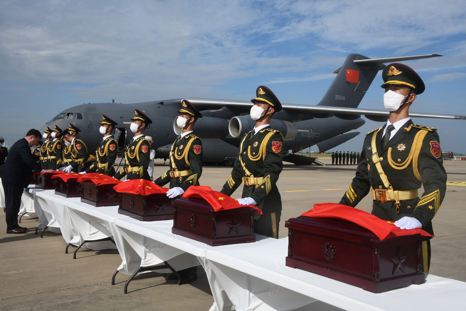 Soldados chineses carregam caixões contendo os restos mortais de soldados chineses durante a cerimônia de entrega no Aeroporto Internacional de Incheon, em Incheon  — Foto: SONG KYUNG-SEOK/AFP