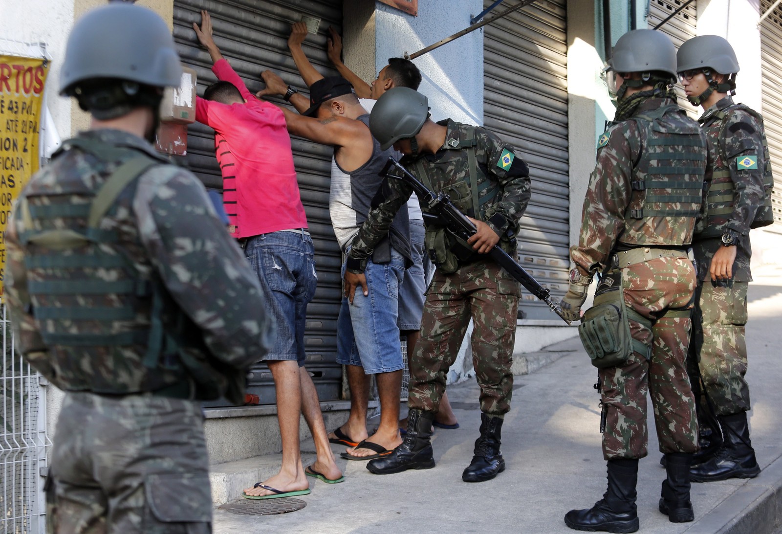 Militares das Forças Armadas fazem operação no Complexo do Alemão, na Zona Norte do Rio de Janeiro — Foto: Marcos de Paula / Agência O Globo