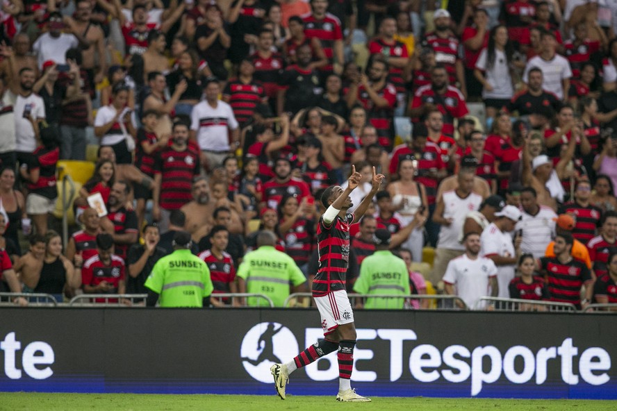 Lorran marcou o segundo gol do Flamengo sobre o Corinthians