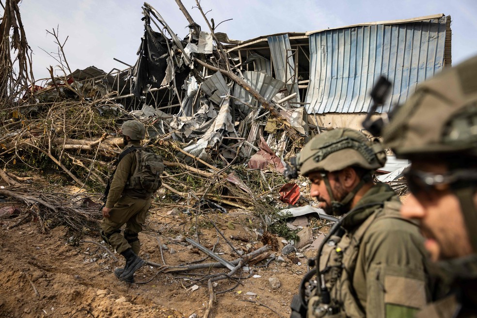 Soldados israelenses durante opera&ccedil;&atilde;o em al-Bureij, no centro da Faixa de Gaza &mdash; Foto: Menahem Kahana/AFP